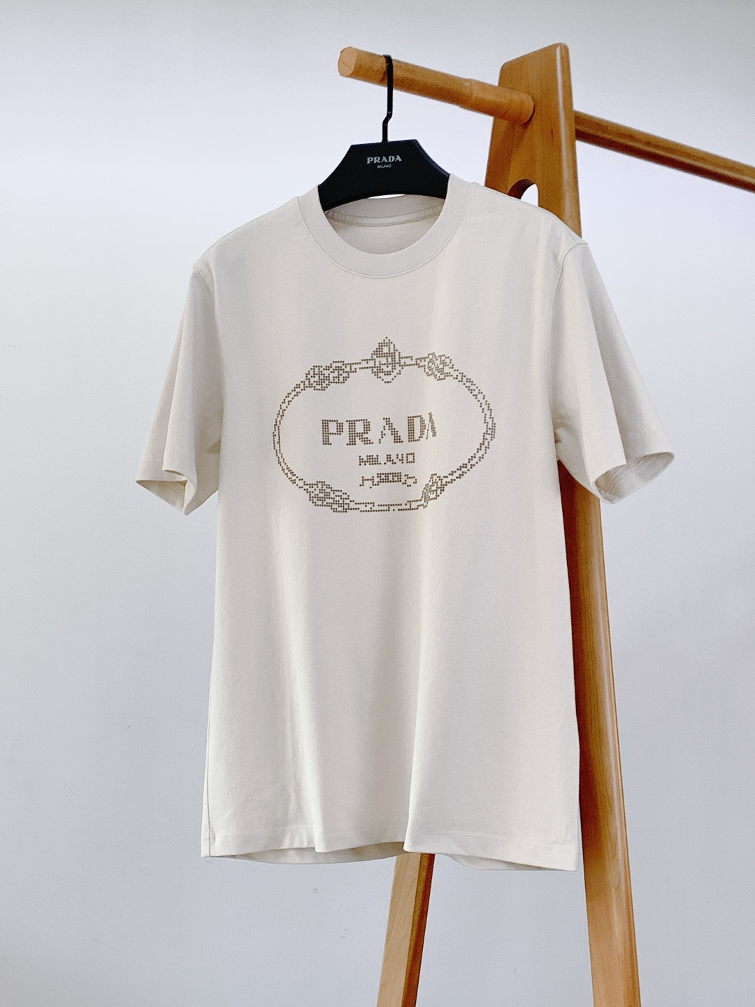 Prada 普拉达 2026SS早春新品男士珠纹logo短袖T恤。采用280g重磅双股精梳棉面料，经定织