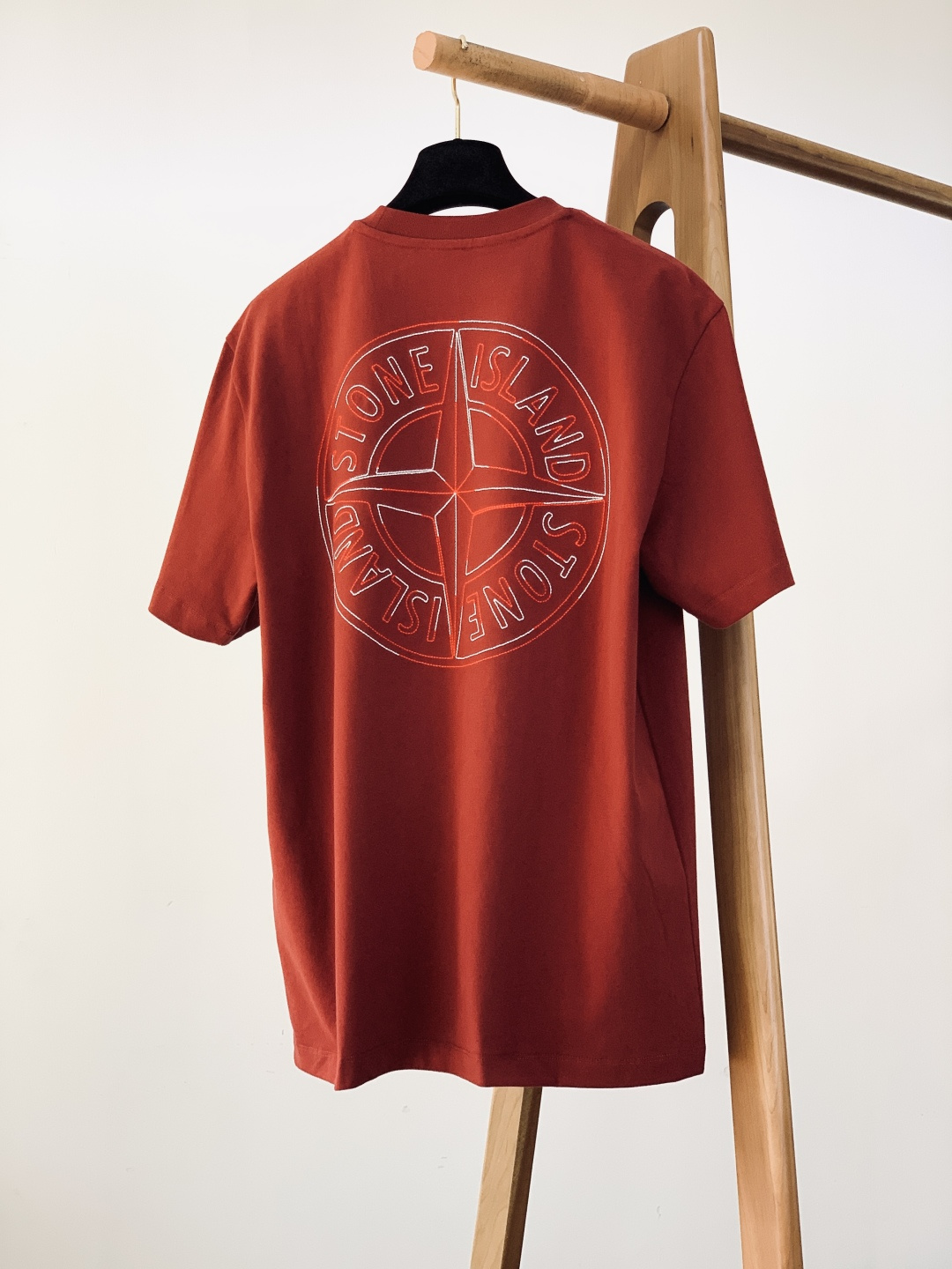 Stone Island 石头岛 2026SS早春新品 刺绣短袖T恤重磅上新！甄选定织高支精梳棉面料，触