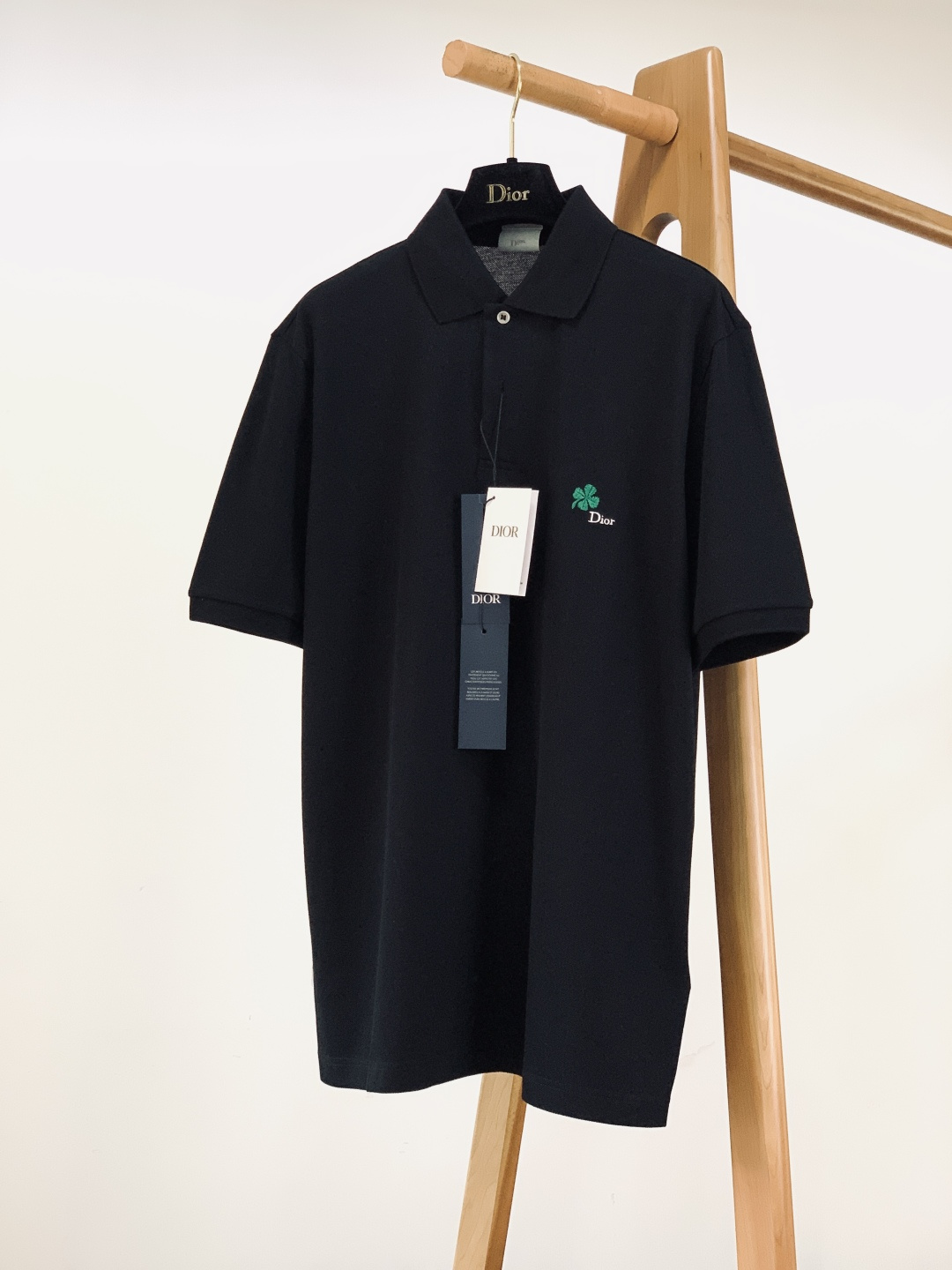 Dior Homme 迪奥·桀傲 2026SS早春新品 四叶草刺绣珠地棉Polo衫。采用进口高支精梳珠地