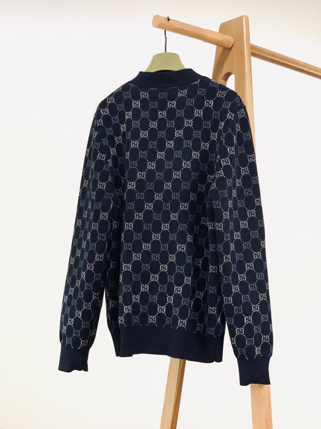 Gucci 古驰 2026SS早春新品双面羊毛GG提花V领开衫。甄选进口高支美利奴双面羊毛针织面料，由细