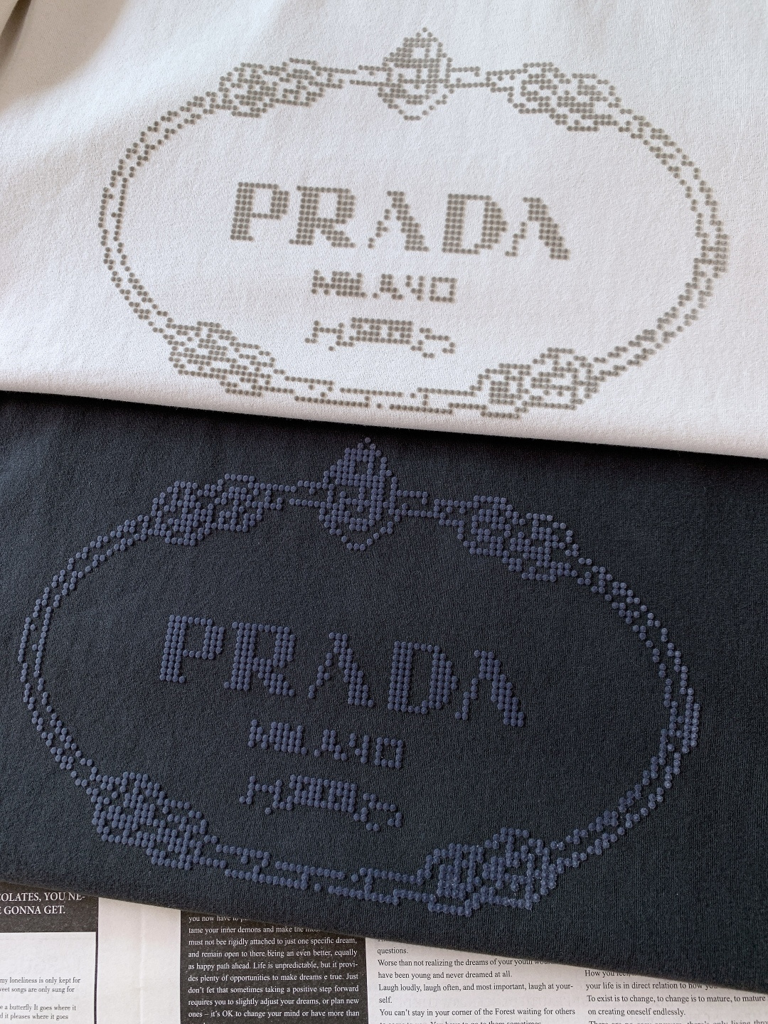 Prada 普拉达 2026SS早春新品男士珠纹logo短袖T恤。采用280g重磅双股精梳棉面料，经定织