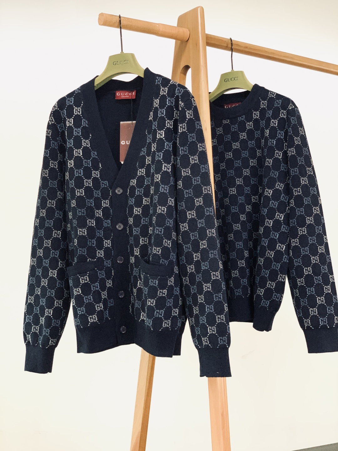 Gucci 古驰 2026SS早春新品双面羊毛GG提花V领开衫。甄选进口高支美利奴双面羊毛针织面料，由细