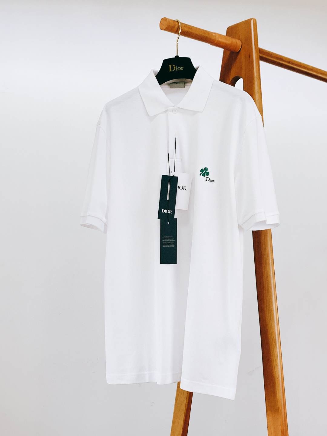 Dior Homme 迪奥·桀傲 2026SS早春新品 四叶草刺绣珠地棉Polo衫。采用进口高支精梳珠地