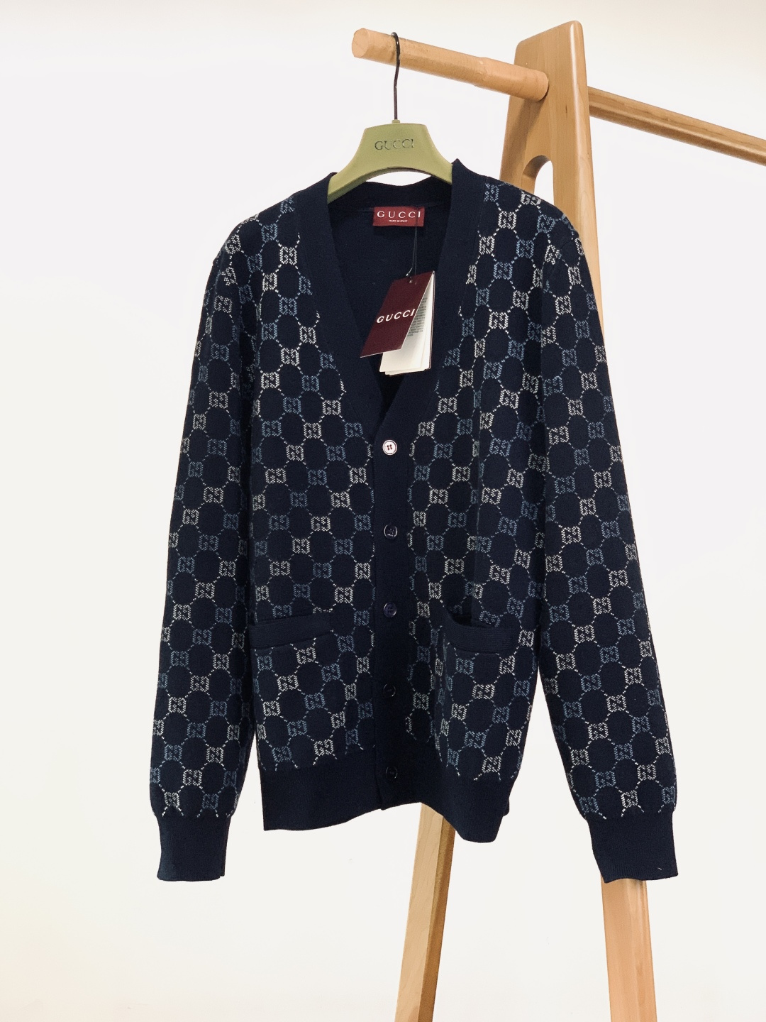 Gucci 古驰 2026SS早春新品双面羊毛GG提花V领开衫。甄选进口高支美利奴双面羊毛针织面料，由细