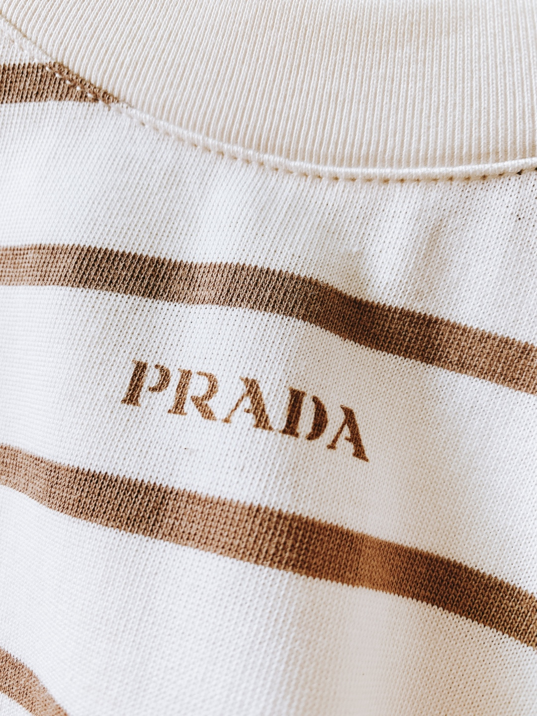 Prada 普拉达 2026SS早春新品复古条纹T恤。贸易公司渠道稀出，随性搭配的中性风，男女皆可上身的