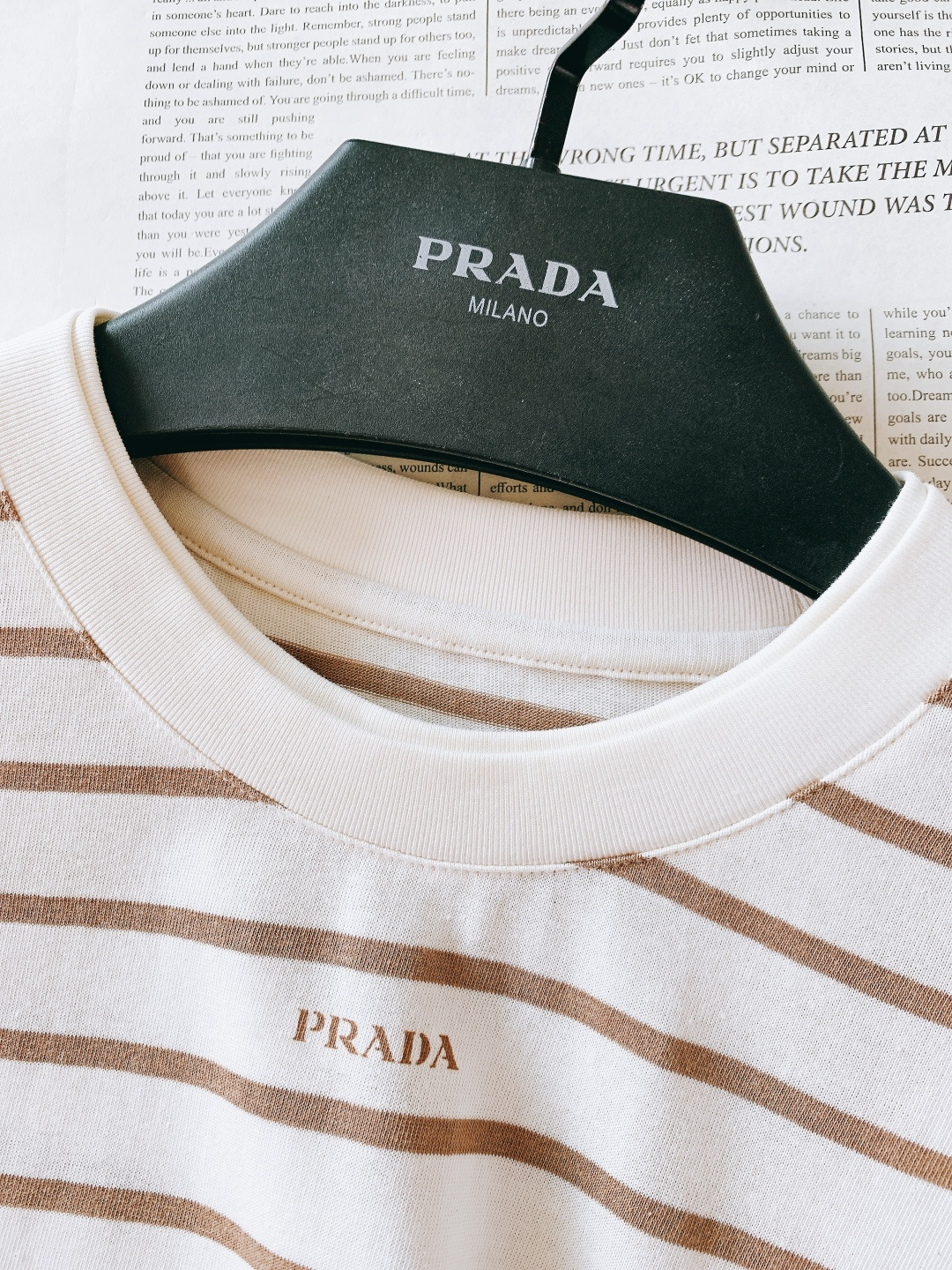 Prada 普拉达 2026SS早春新品复古条纹T恤。贸易公司渠道稀出，随性搭配的中性风，男女皆可上身的