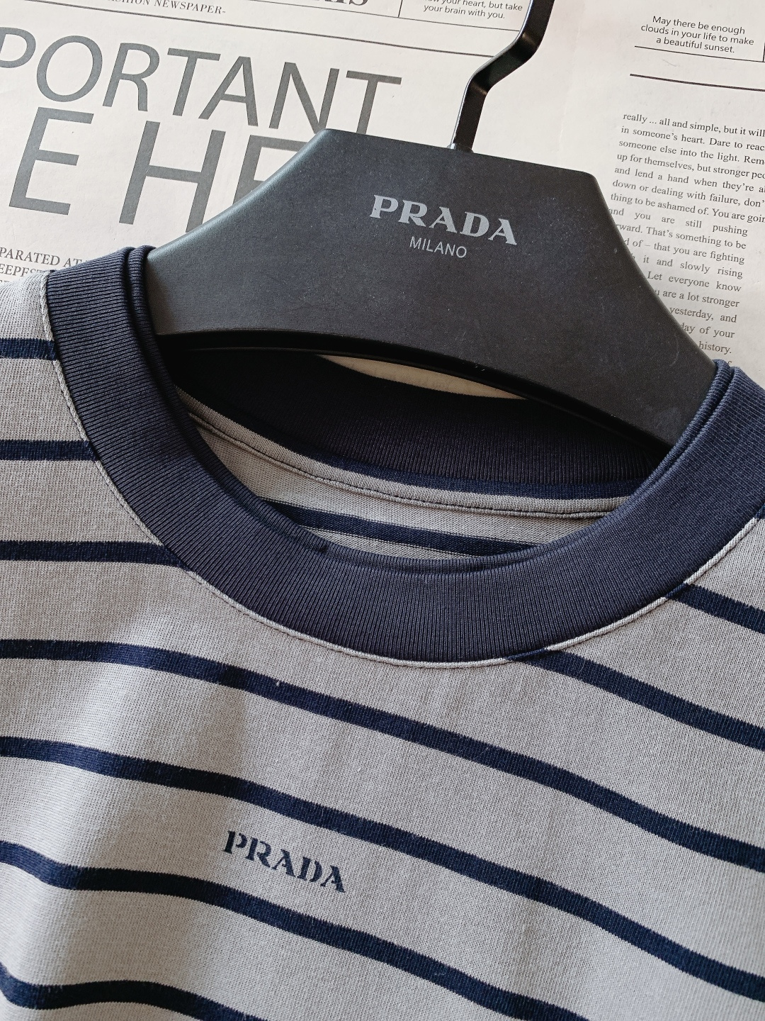 Prada 普拉达 2026SS早春新品复古条纹T恤。贸易公司渠道稀出，随性搭配的中性风，男女皆可上身的