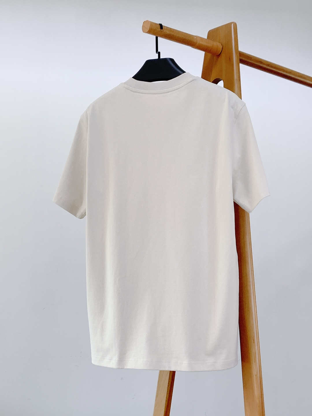 Prada 普拉达 2026SS早春新品男士珠纹logo短袖T恤。采用280g重磅双股精梳棉面料，经定织