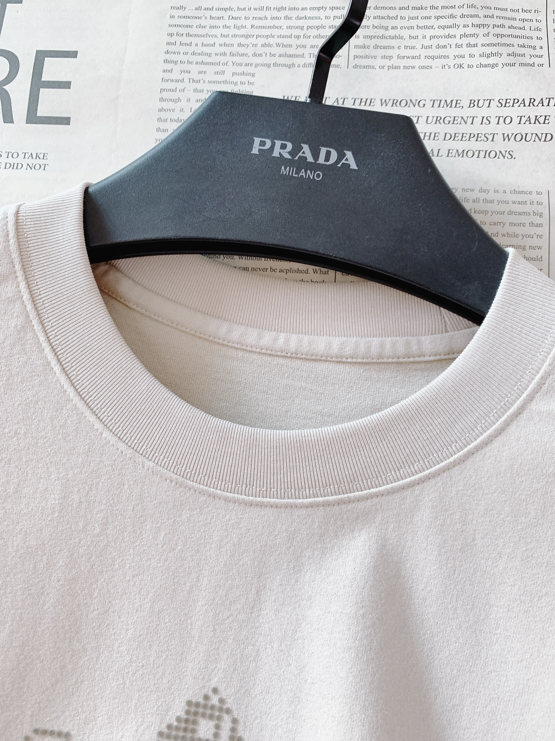 Prada 普拉达 2026SS早春新品男士珠纹logo短袖T恤。采用280g重磅双股精梳棉面料，经定织