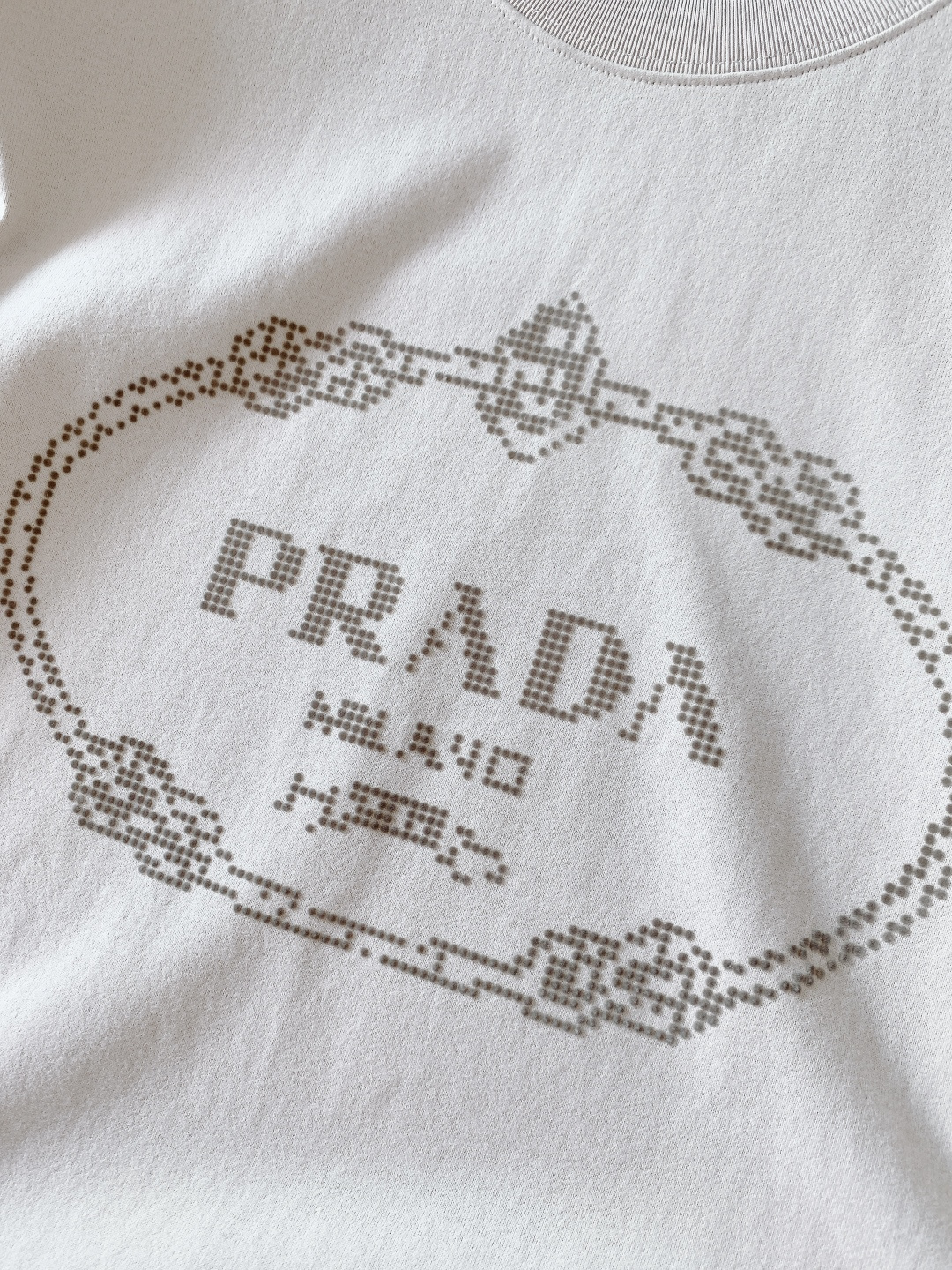 Prada 普拉达 2026SS早春新品男士珠纹logo短袖T恤。采用280g重磅双股精梳棉面料，经定织