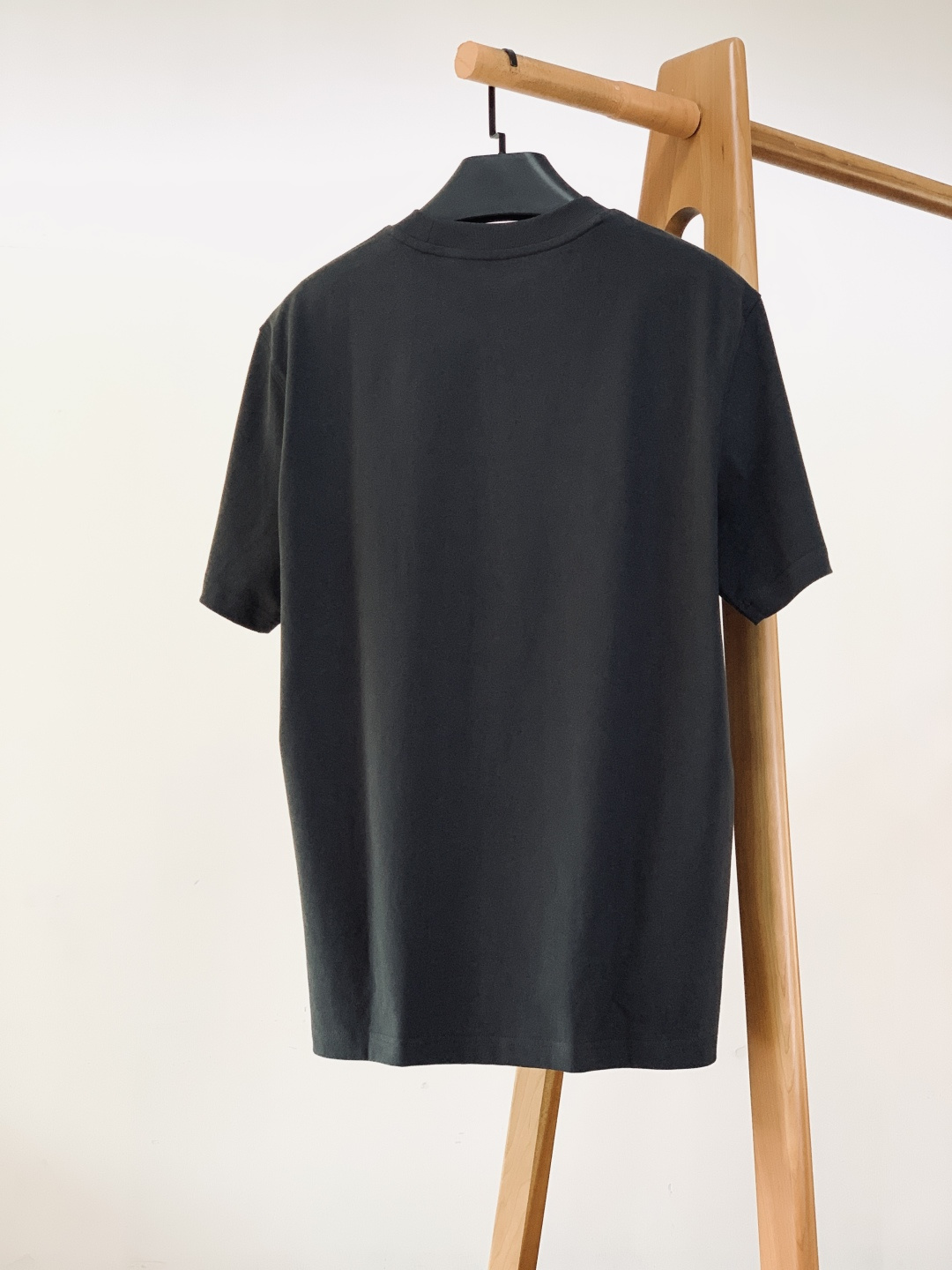 Prada 普拉达 2026SS早春新品男士珠纹logo短袖T恤。采用280g重磅双股精梳棉面料，经定织