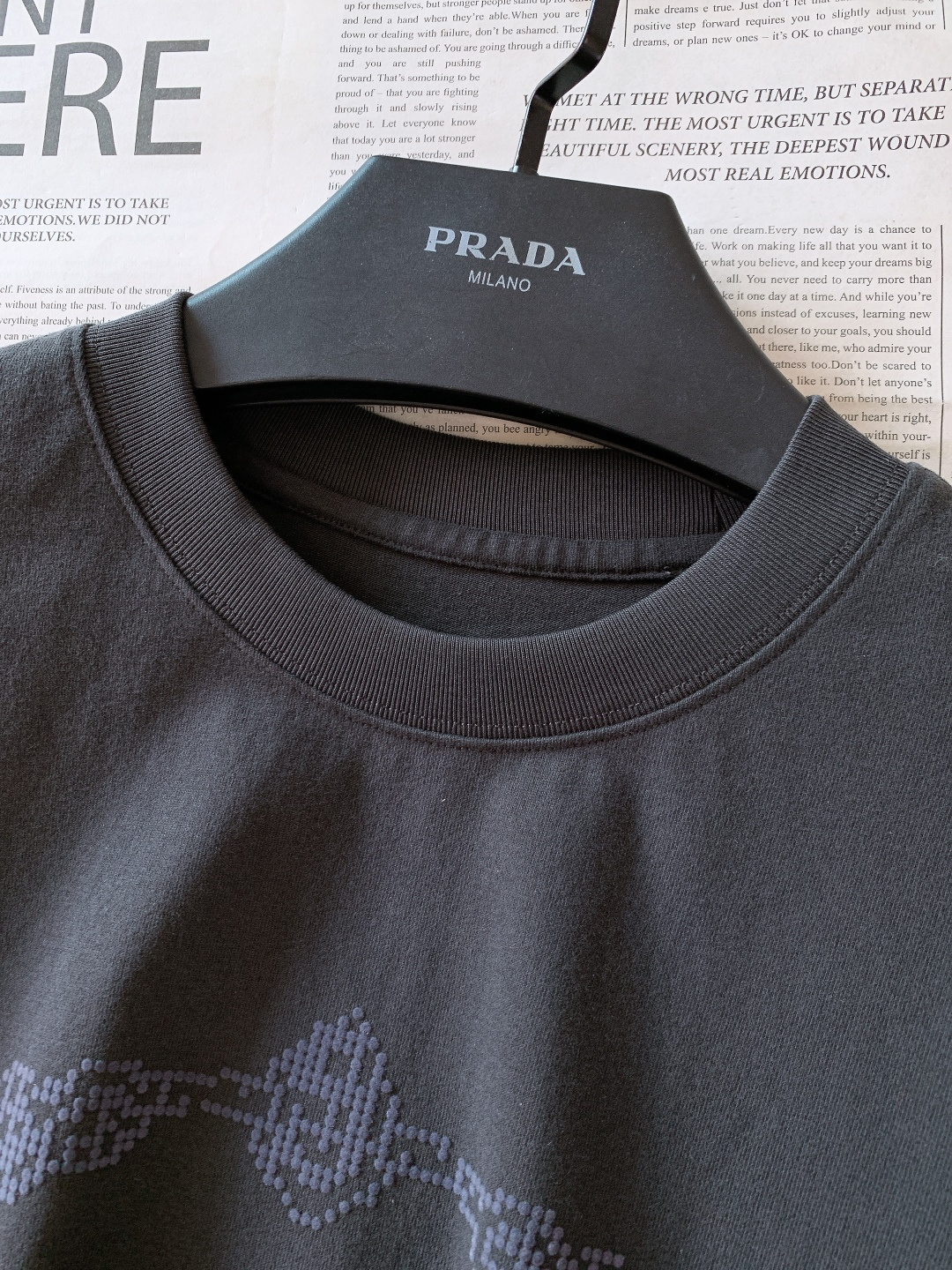 Prada 普拉达 2026SS早春新品男士珠纹logo短袖T恤。采用280g重磅双股精梳棉面料，经定织