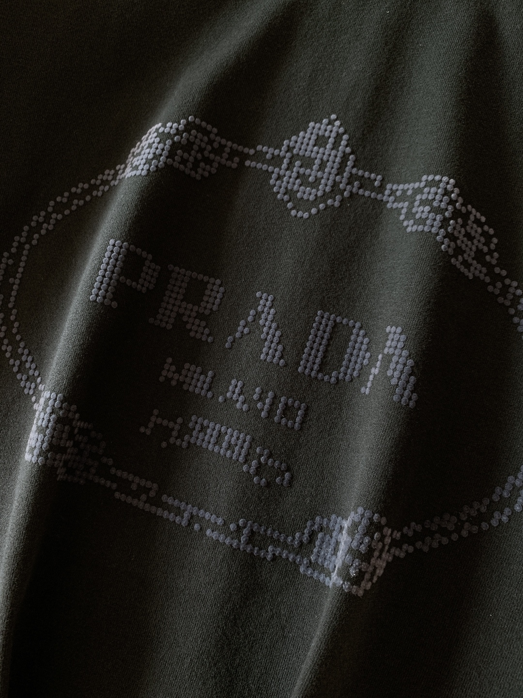 Prada 普拉达 2026SS早春新品男士珠纹logo短袖T恤。采用280g重磅双股精梳棉面料，经定织