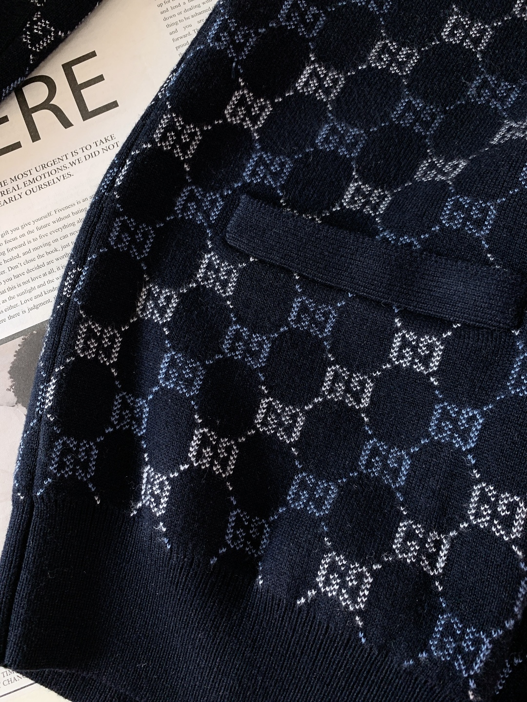 Gucci 古驰 2026SS早春新品双面羊毛GG提花V领开衫。甄选进口高支美利奴双面羊毛针织面料，由细