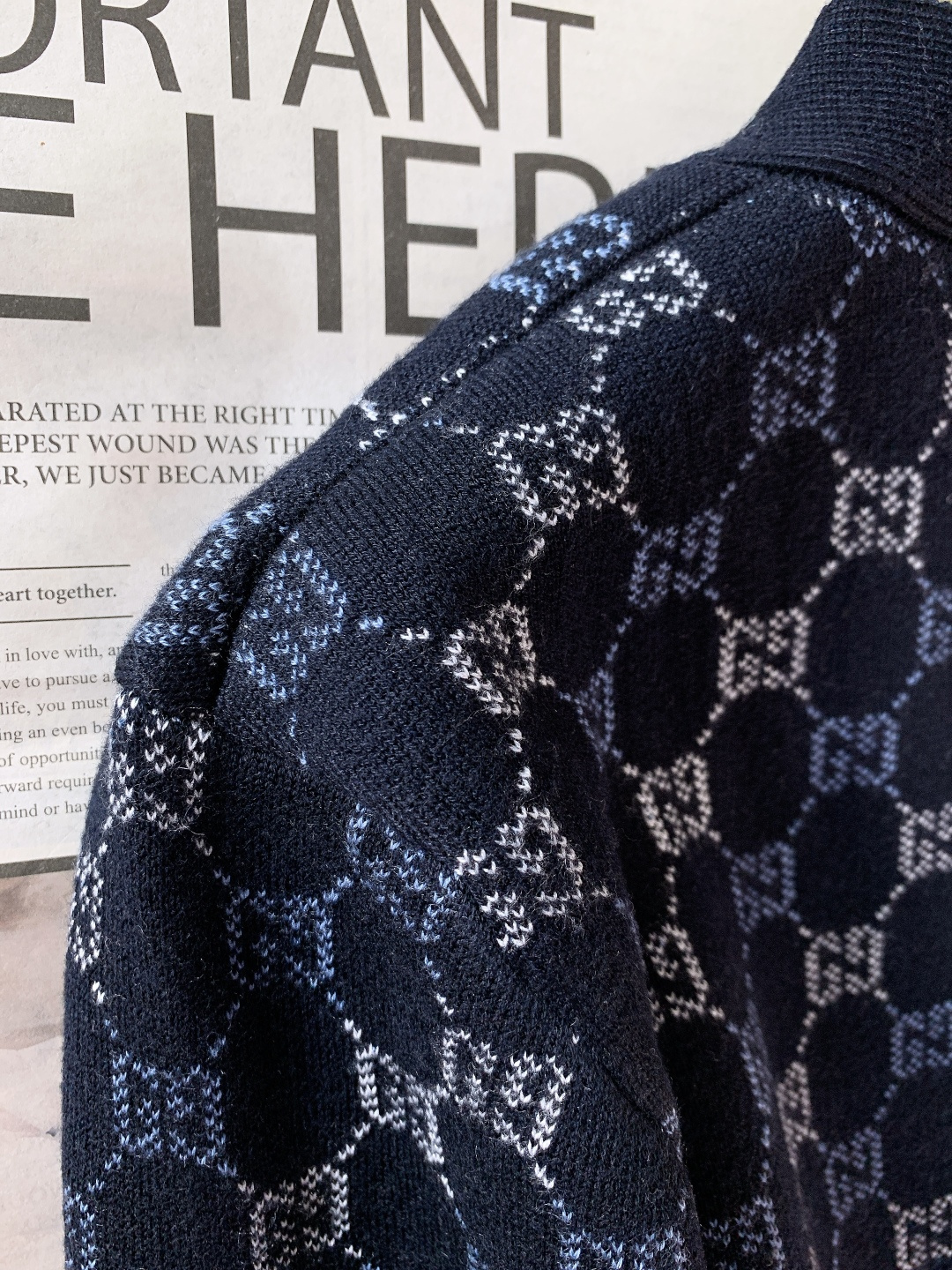 Gucci 古驰 2026SS早春新品双面羊毛GG提花V领开衫。甄选进口高支美利奴双面羊毛针织面料，由细