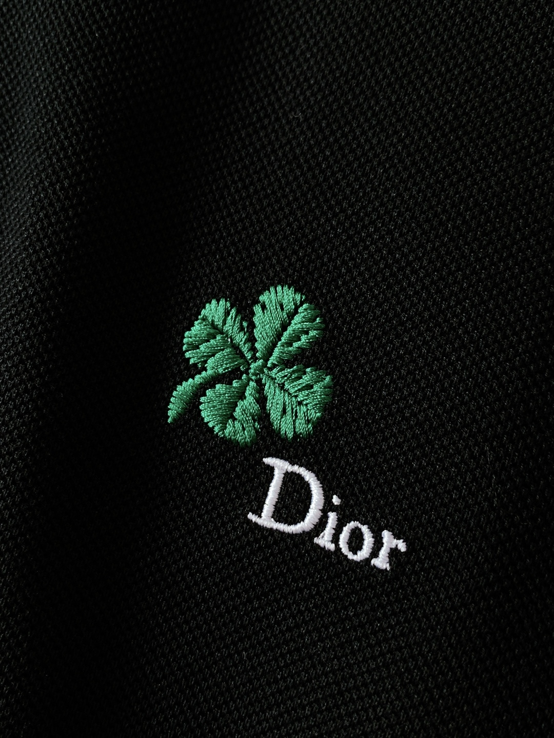 Dior Homme 迪奥·桀傲 2026SS早春新品 四叶草刺绣珠地棉Polo衫。采用进口高支精梳珠地