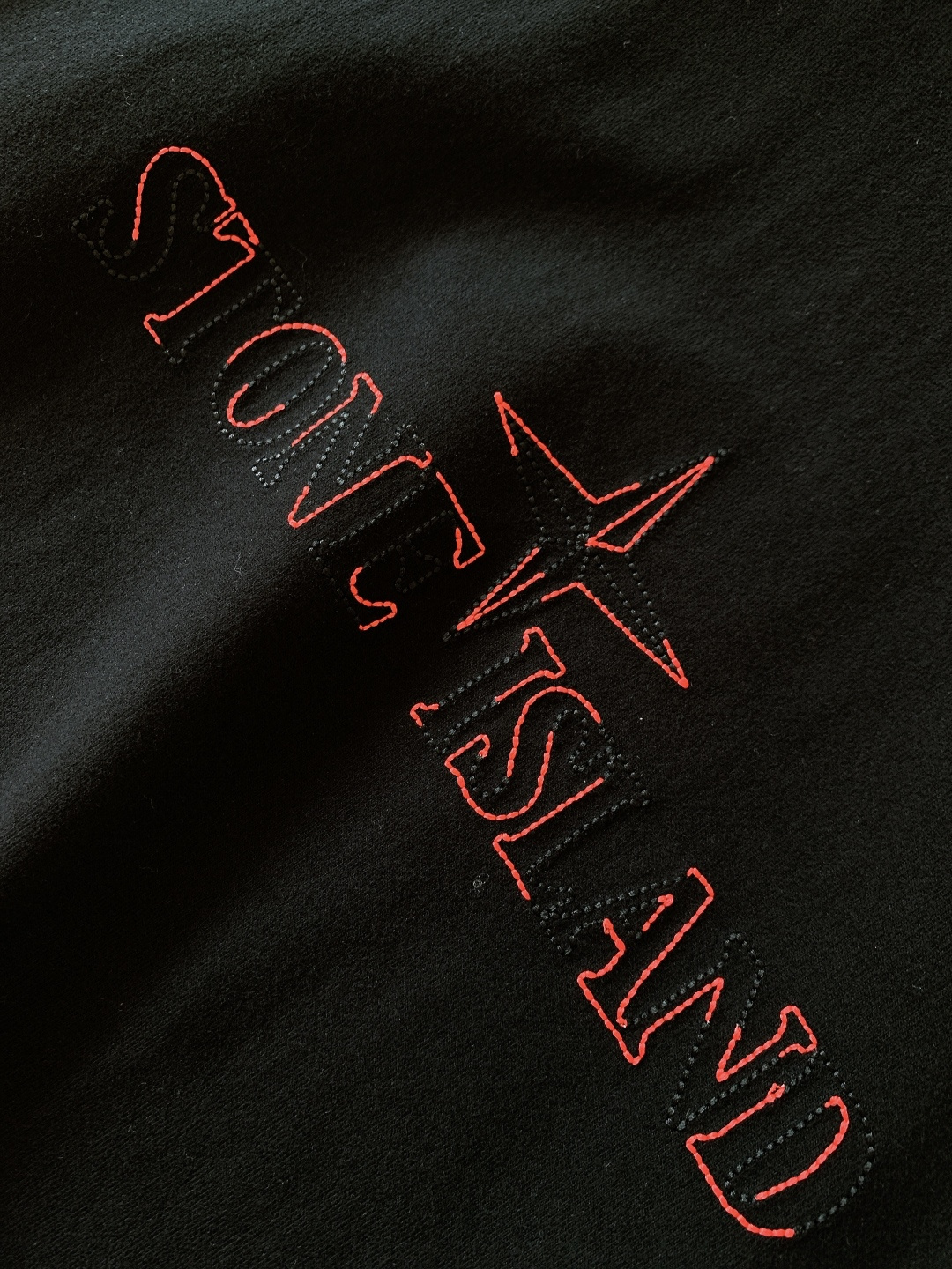 Stone Island 石头岛 2026SS早春新品 刺绣短袖T恤重磅上新！甄选定织高支精梳棉面料，触