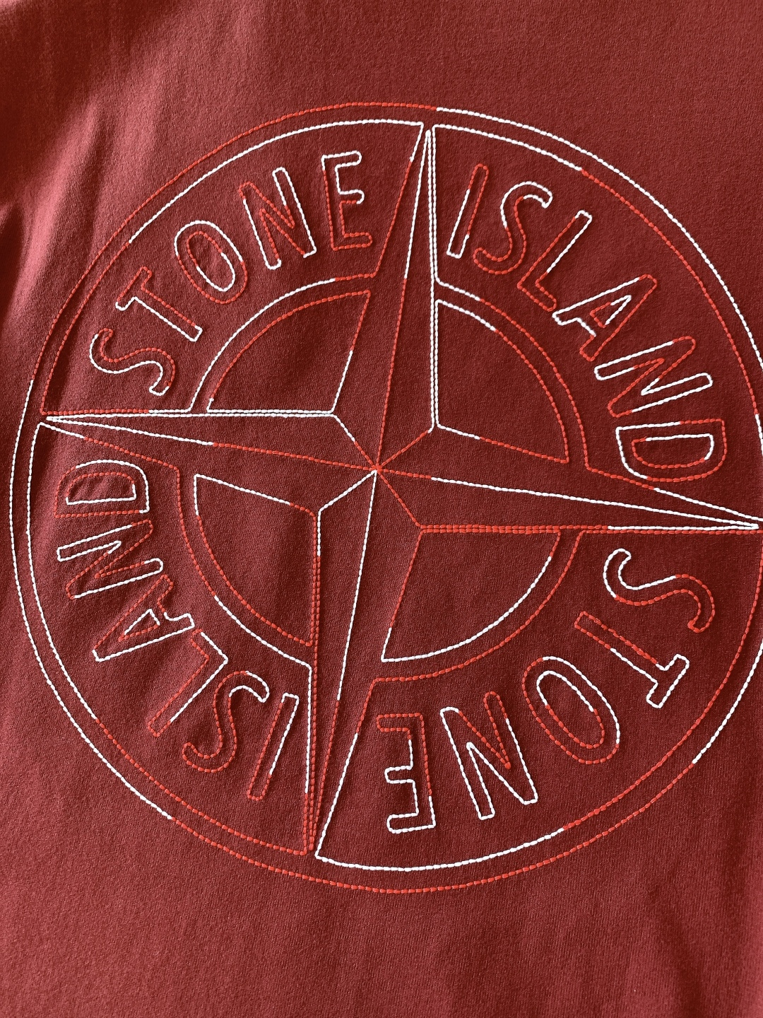 Stone Island 石头岛 2026SS早春新品 刺绣短袖T恤重磅上新！甄选定织高支精梳棉面料，触