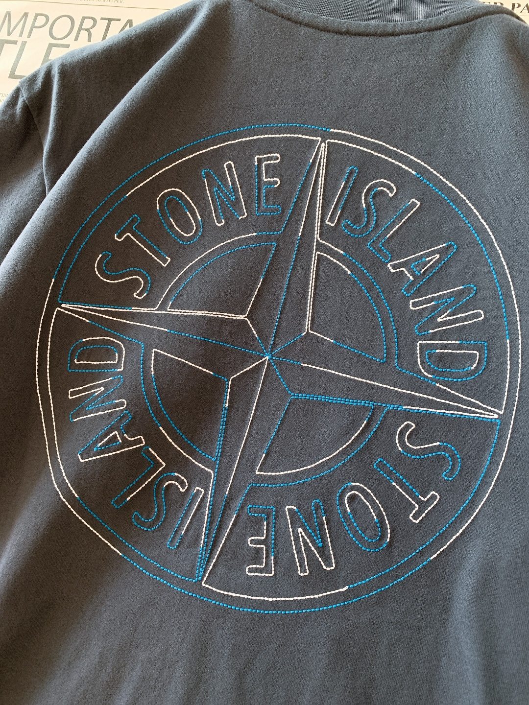 Stone Island 石头岛 2026SS早春新品 刺绣短袖T恤重磅上新！甄选定织高支精梳棉面料，触