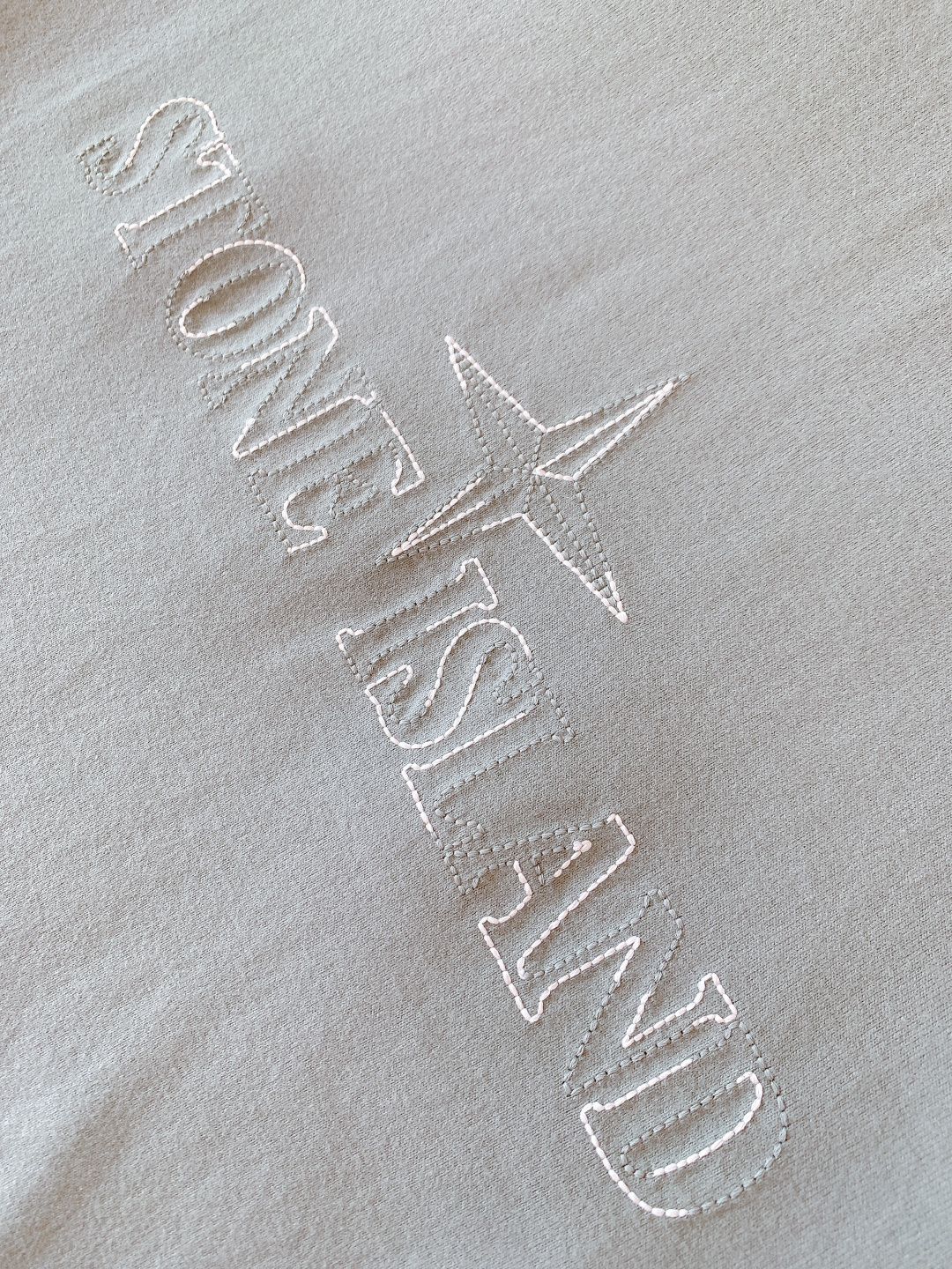 Stone Island 石头岛 2026SS早春新品 刺绣短袖T恤重磅上新！甄选定织高支精梳棉面料，触