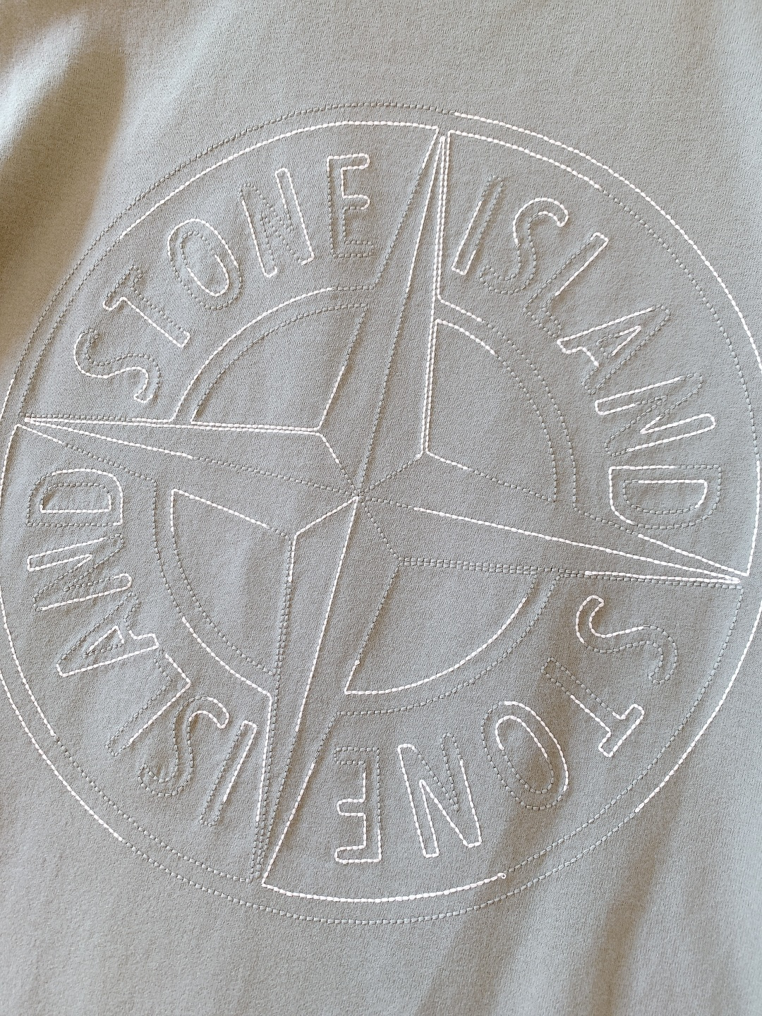 Stone Island 石头岛 2026SS早春新品 刺绣短袖T恤重磅上新！甄选定织高支精梳棉面料，触