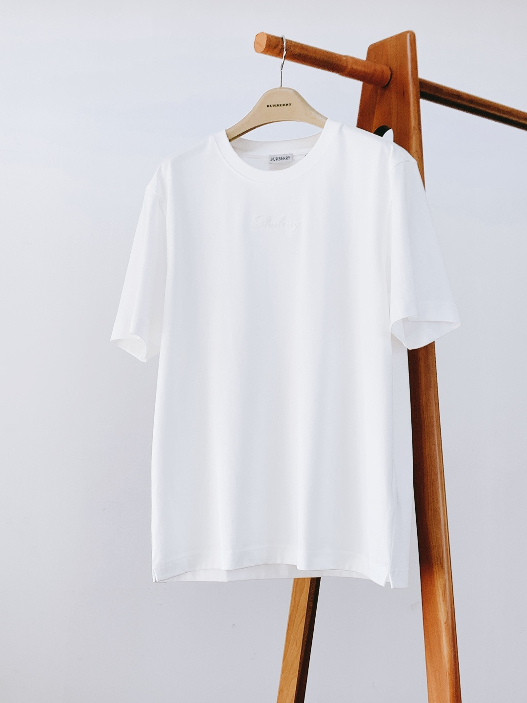 Burberry 巴宝莉 2026SS早春新品 浮雕刺绣T恤。100%进口精梳棉料，酵素洗水软乎乎超亲肤