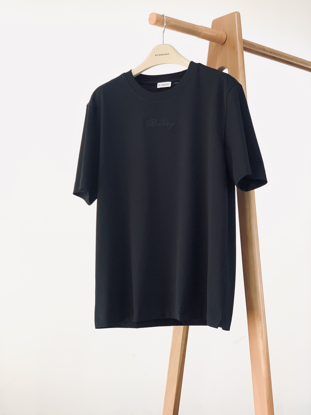 Burberry 巴宝莉 2026SS早春新品 浮雕刺绣T恤。100%进口精梳棉料，酵素洗水软乎乎超亲肤