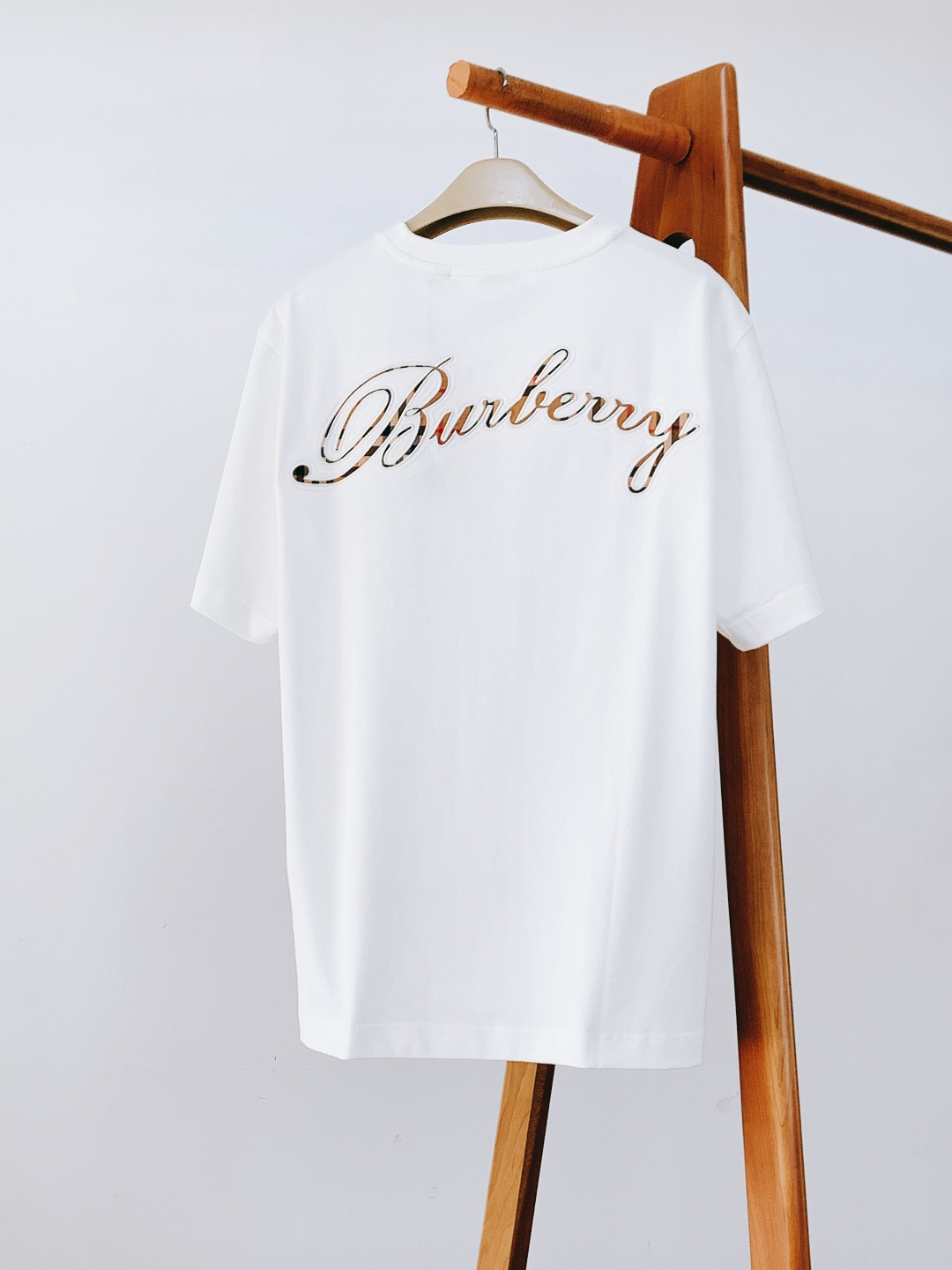 Burberry 巴宝莉 2026SS早春新品 浮雕刺绣T恤。100%进口精梳棉料，酵素洗水软乎乎超亲肤