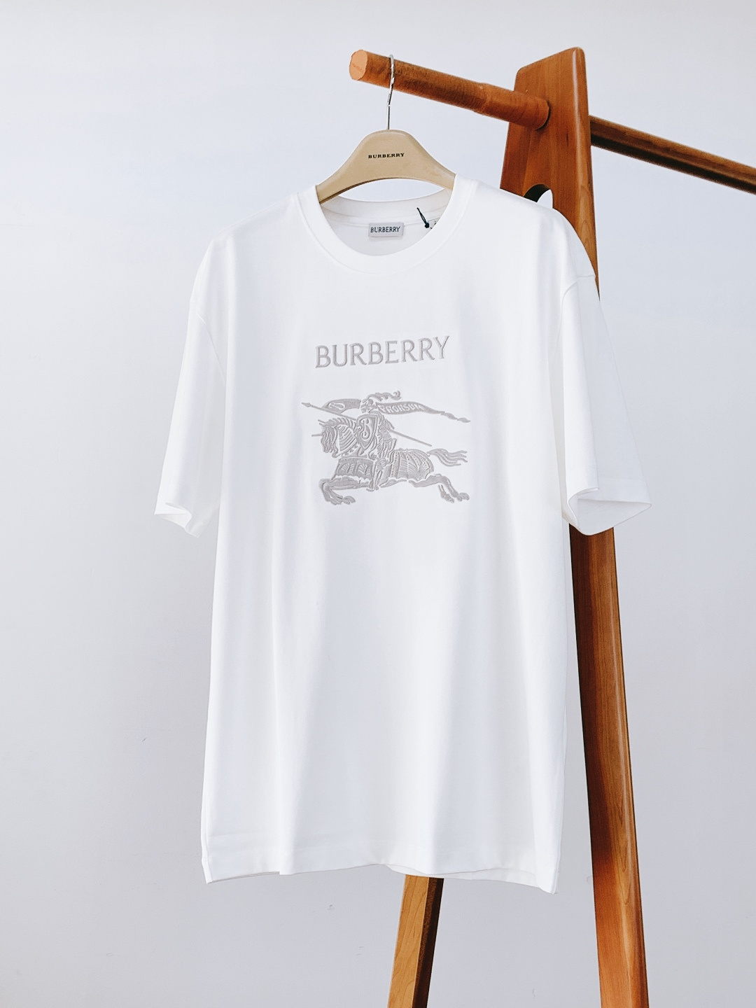 Burberry 巴宝莉 2026SS早春新品 骑士刺绣T恤重磅上新！进口高支棉料，酵素洗工艺软乎乎超亲