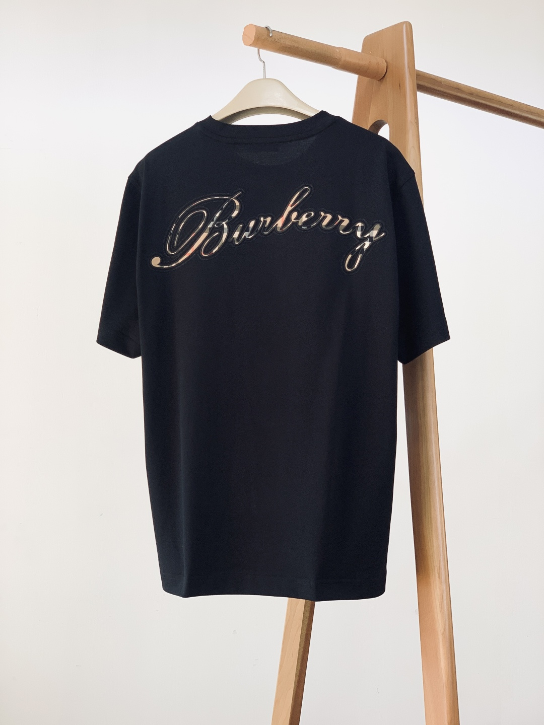Burberry 巴宝莉 2026SS早春新品 浮雕刺绣T恤。100%进口精梳棉料，酵素洗水软乎乎超亲肤