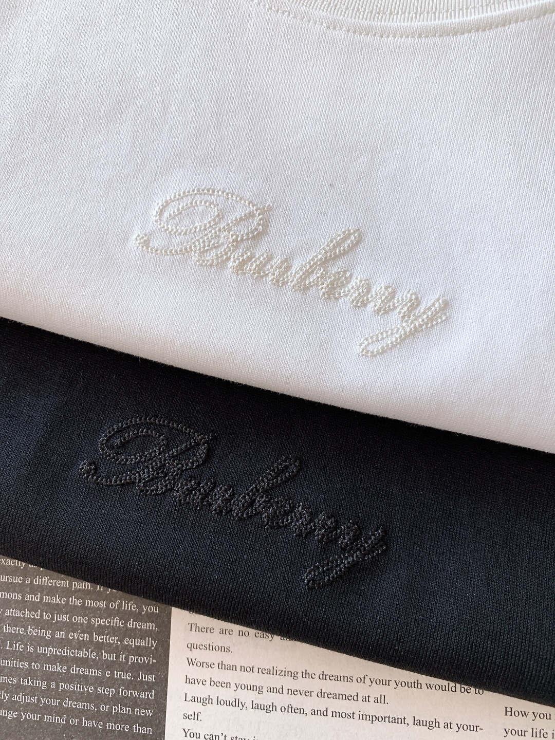 Burberry 巴宝莉 2026SS早春新品 浮雕刺绣T恤。100%进口精梳棉料，酵素洗水软乎乎超亲肤