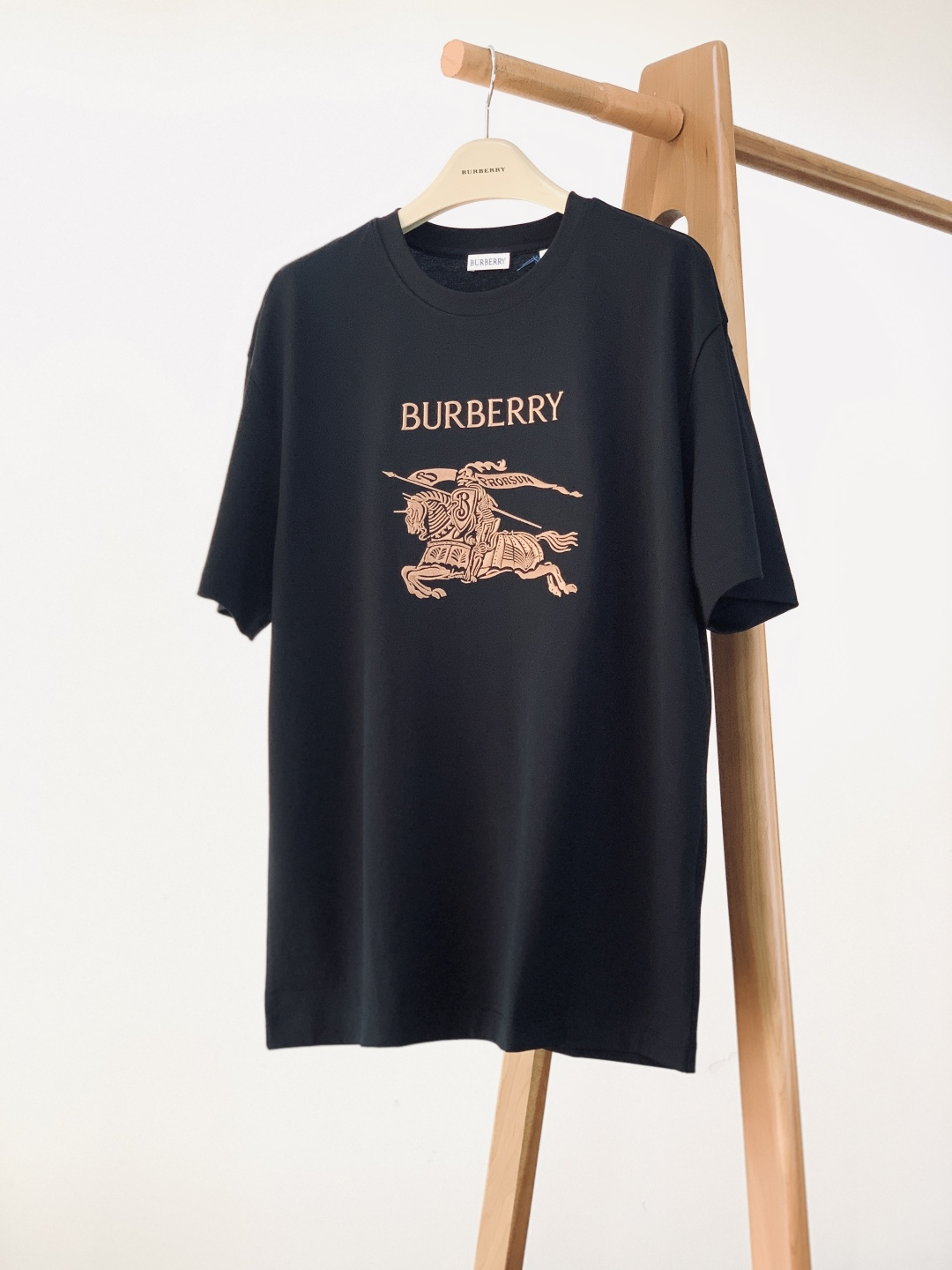 Burberry 巴宝莉 2026SS早春新品 骑士刺绣T恤重磅上新！进口高支棉料，酵素洗工艺软乎乎超亲