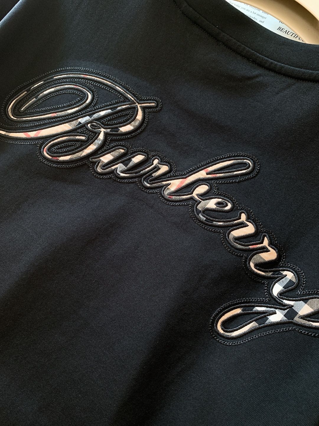 Burberry 巴宝莉 2026SS早春新品 浮雕刺绣T恤。100%进口精梳棉料，酵素洗水软乎乎超亲肤