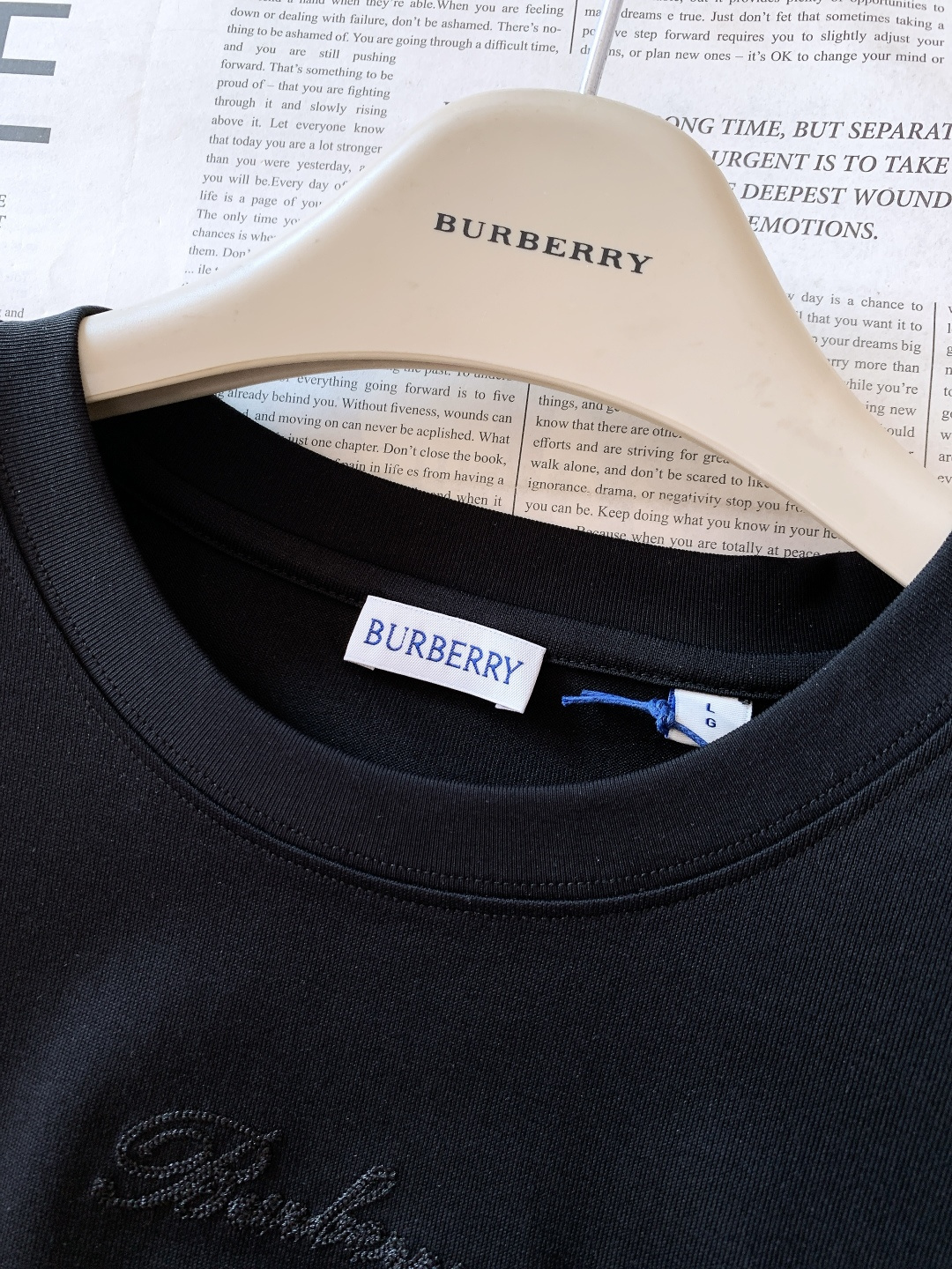 Burberry 巴宝莉 2026SS早春新品 浮雕刺绣T恤。100%进口精梳棉料，酵素洗水软乎乎超亲肤