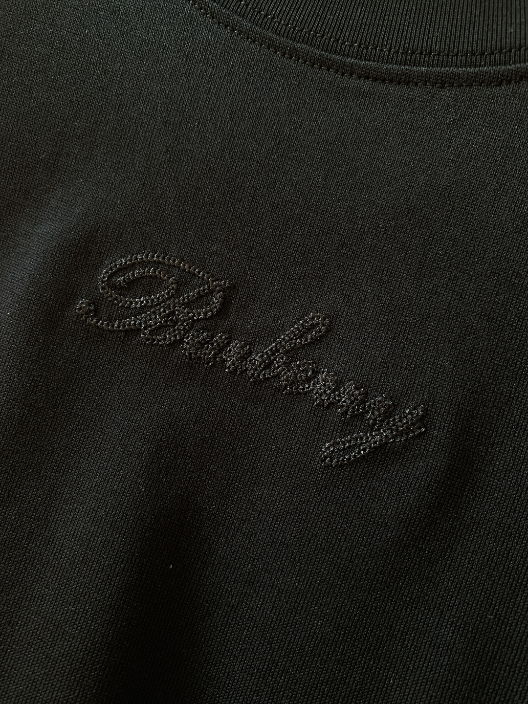 Burberry 巴宝莉 2026SS早春新品 浮雕刺绣T恤。100%进口精梳棉料，酵素洗水软乎乎超亲肤