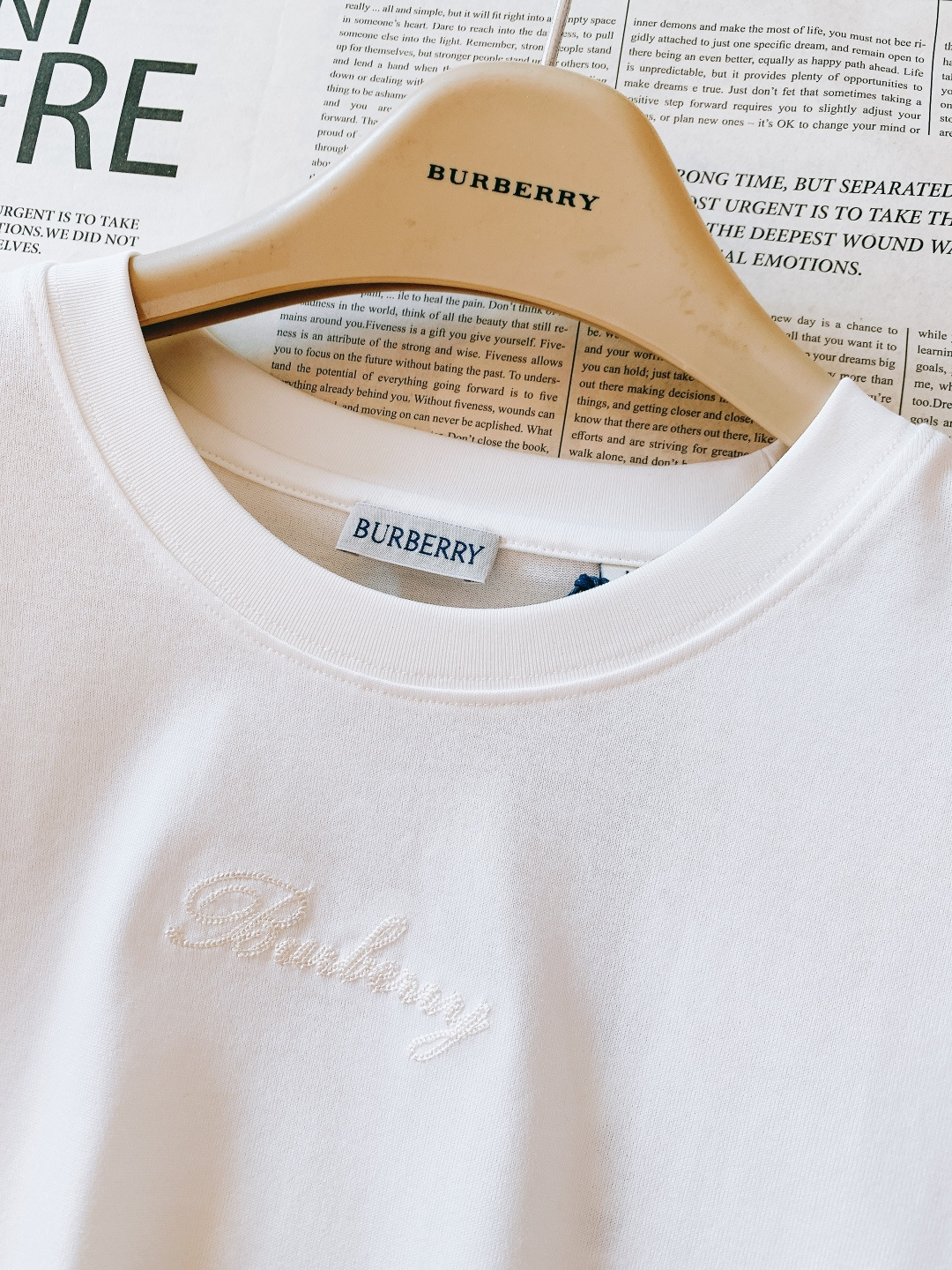 Burberry 巴宝莉 2026SS早春新品 浮雕刺绣T恤。100%进口精梳棉料，酵素洗水软乎乎超亲肤