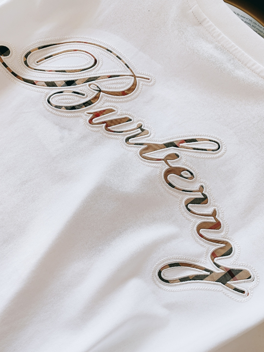 Burberry 巴宝莉 2026SS早春新品 浮雕刺绣T恤。100%进口精梳棉料，酵素洗水软乎乎超亲肤