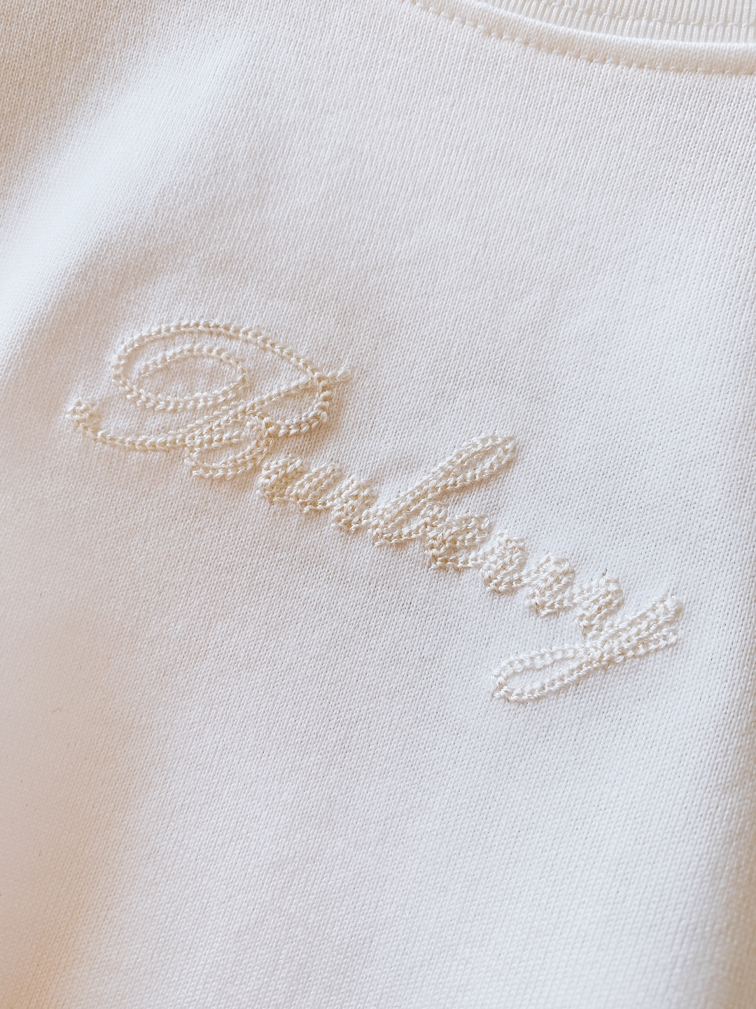 Burberry 巴宝莉 2026SS早春新品 浮雕刺绣T恤。100%进口精梳棉料，酵素洗水软乎乎超亲肤