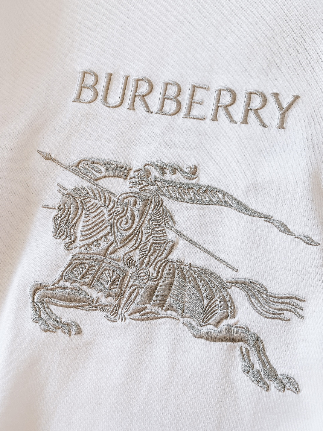 Burberry 巴宝莉 2026SS早春新品 骑士刺绣T恤重磅上新！进口高支棉料，酵素洗工艺软乎乎超亲
