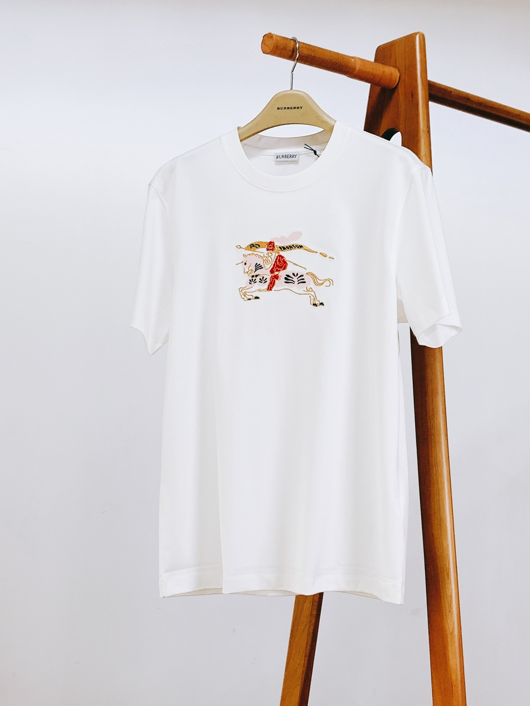 ⚠️🌾Burberry 巴宝莉 2026SS早春新品 马术骑士刺绣短袖T恤。100%葡萄牙进口高支纯棉，