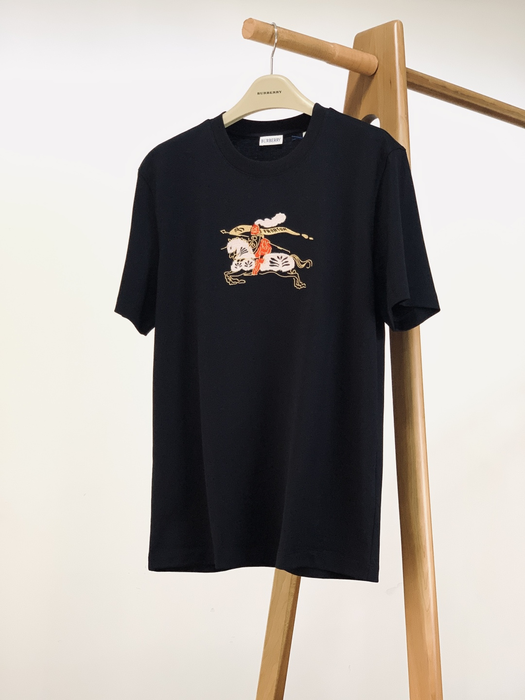 ⚠️🌾Burberry 巴宝莉 2026SS早春新品 马术骑士刺绣短袖T恤。100%葡萄牙进口高支纯棉，