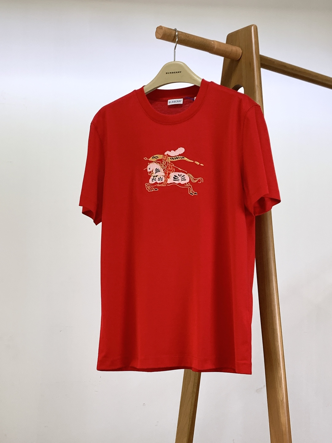 ⚠️🌾Burberry 巴宝莉 2026SS早春新品 马术骑士刺绣短袖T恤。100%葡萄牙进口高支纯棉，