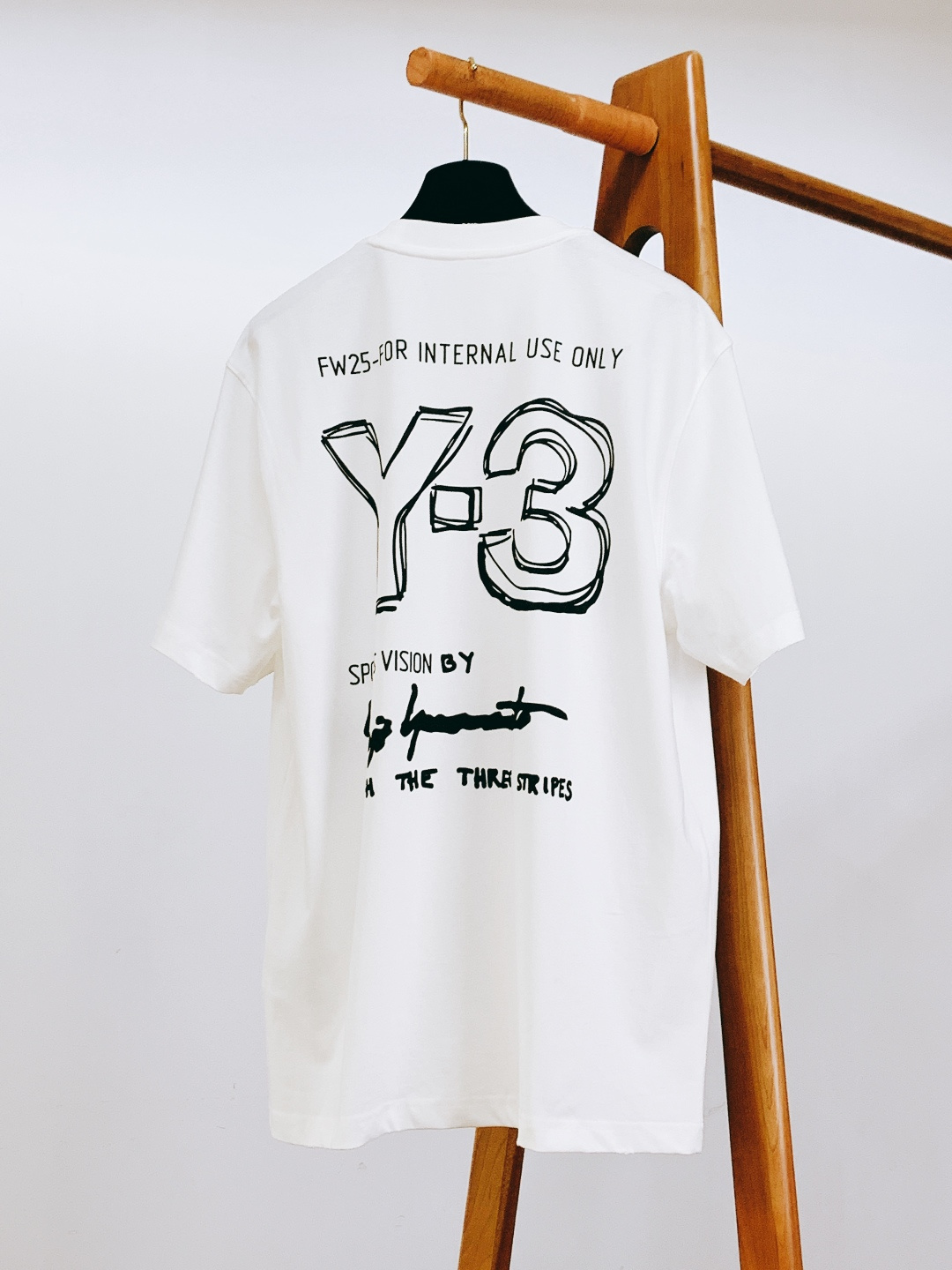⚠️🌾Y-3 山本耀司 2026SS早春新品涂鸦印花短袖T恤。260g双纱纯棉面料，挺括有型不软塌，亲肤