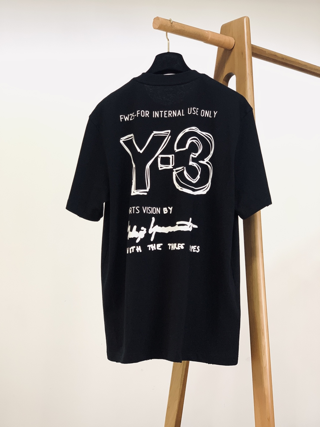 ⚠️🌾Y-3 山本耀司 2026SS早春新品涂鸦印花短袖T恤。260g双纱纯棉面料，挺括有型不软塌，亲肤