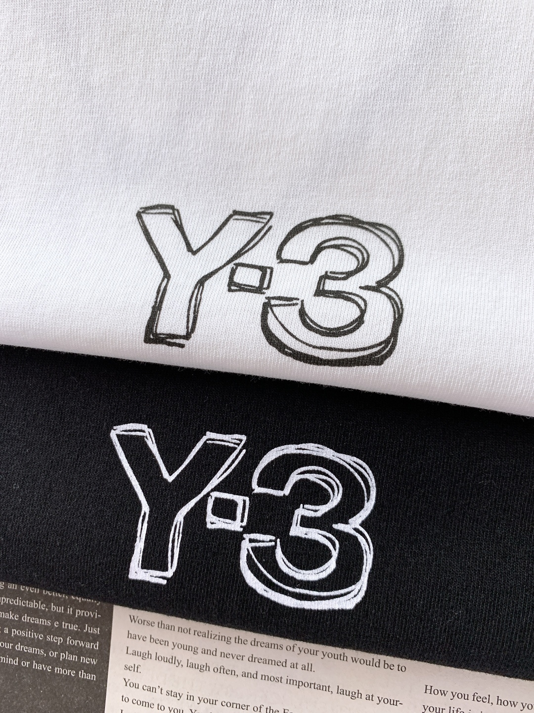 ⚠️🌾Y-3 山本耀司 2026SS早春新品涂鸦印花短袖T恤。260g双纱纯棉面料，挺括有型不软塌，亲肤