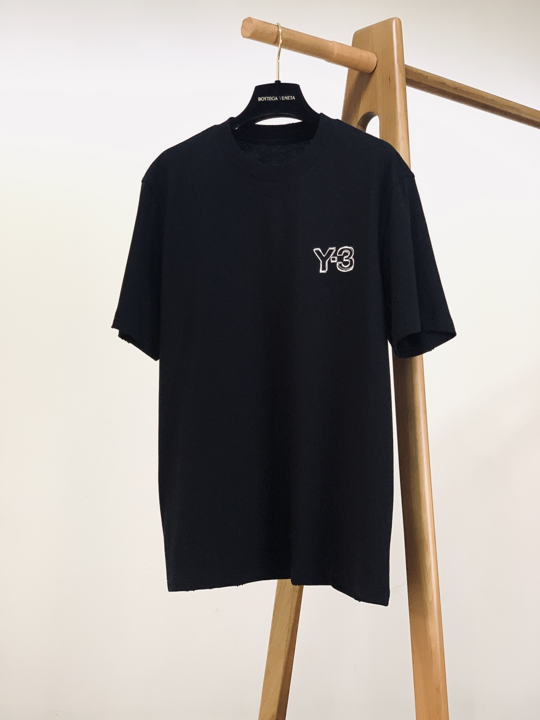 ⚠️🌾Y-3 山本耀司 2026SS早春新品涂鸦印花短袖T恤。260g双纱纯棉面料，挺括有型不软塌，亲肤