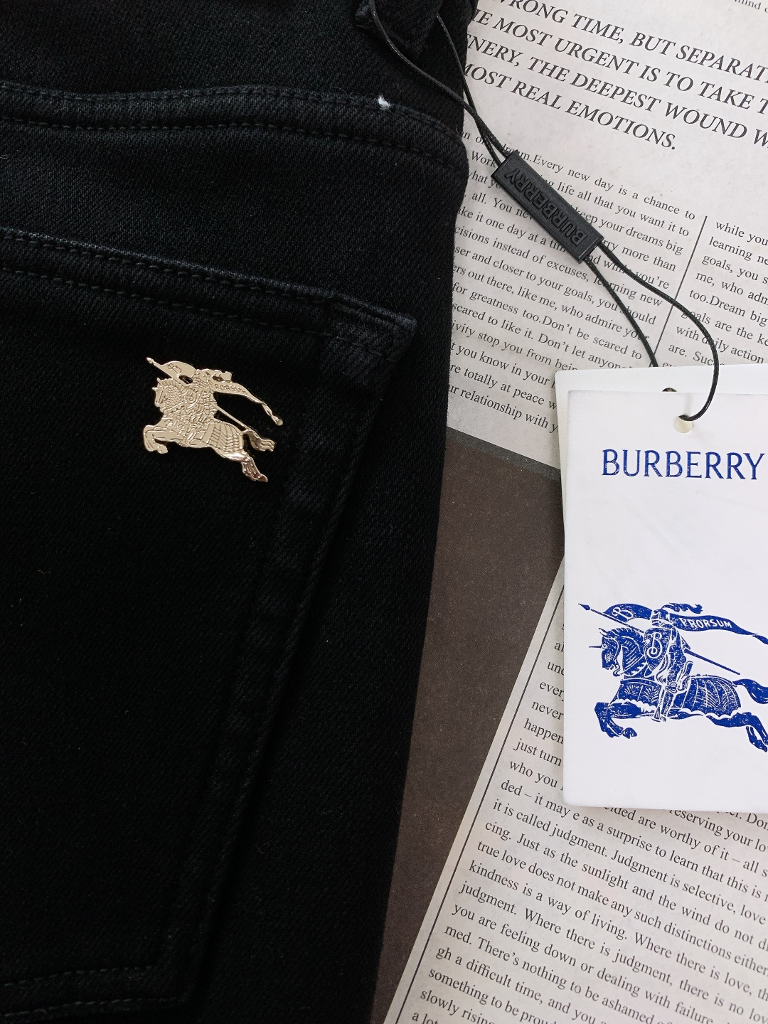 ⚠️🌾Burberry 巴宝莉 2026SS早春新品 休闲加绒牛仔裤，一条过冬的英伦硬核之选。高密牛仔+