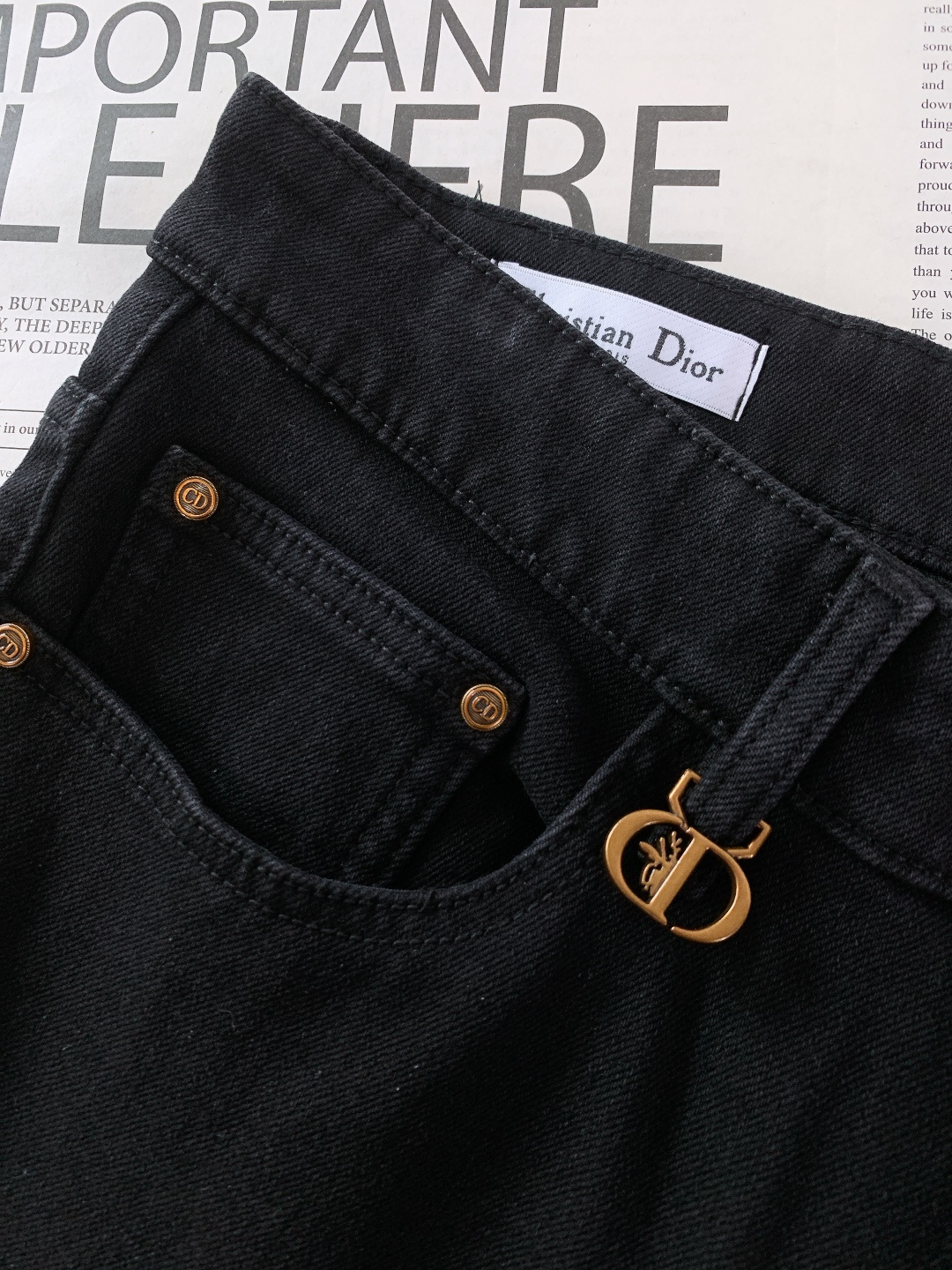 ⚠️🌾Dior Homme 迪奥·桀傲 2026SS早春新品 休闲加绒牛仔裤，一条过冬的法式硬核之选。高