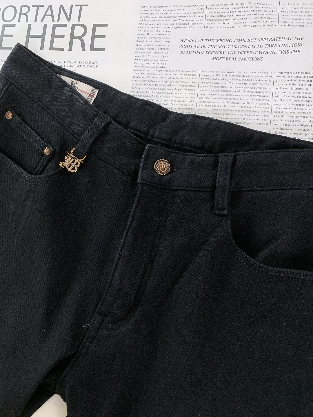 ⚠️🌾Burberry 巴宝莉 2026SS早春新品 休闲加绒牛仔裤，一条过冬的英伦硬核之选。高密牛仔+