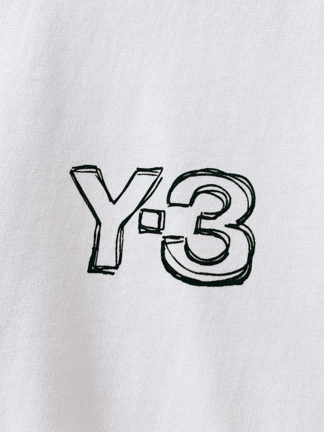 ⚠️🌾Y-3 山本耀司 2026SS早春新品涂鸦印花短袖T恤。260g双纱纯棉面料，挺括有型不软塌，亲肤